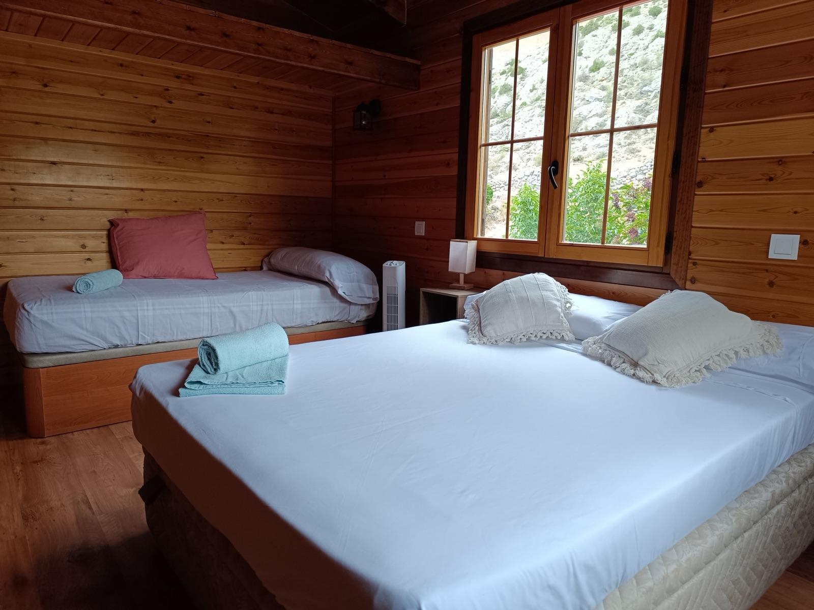 Habitación principal con la cama supletoria individual preparada junto a la cama de matrimonio