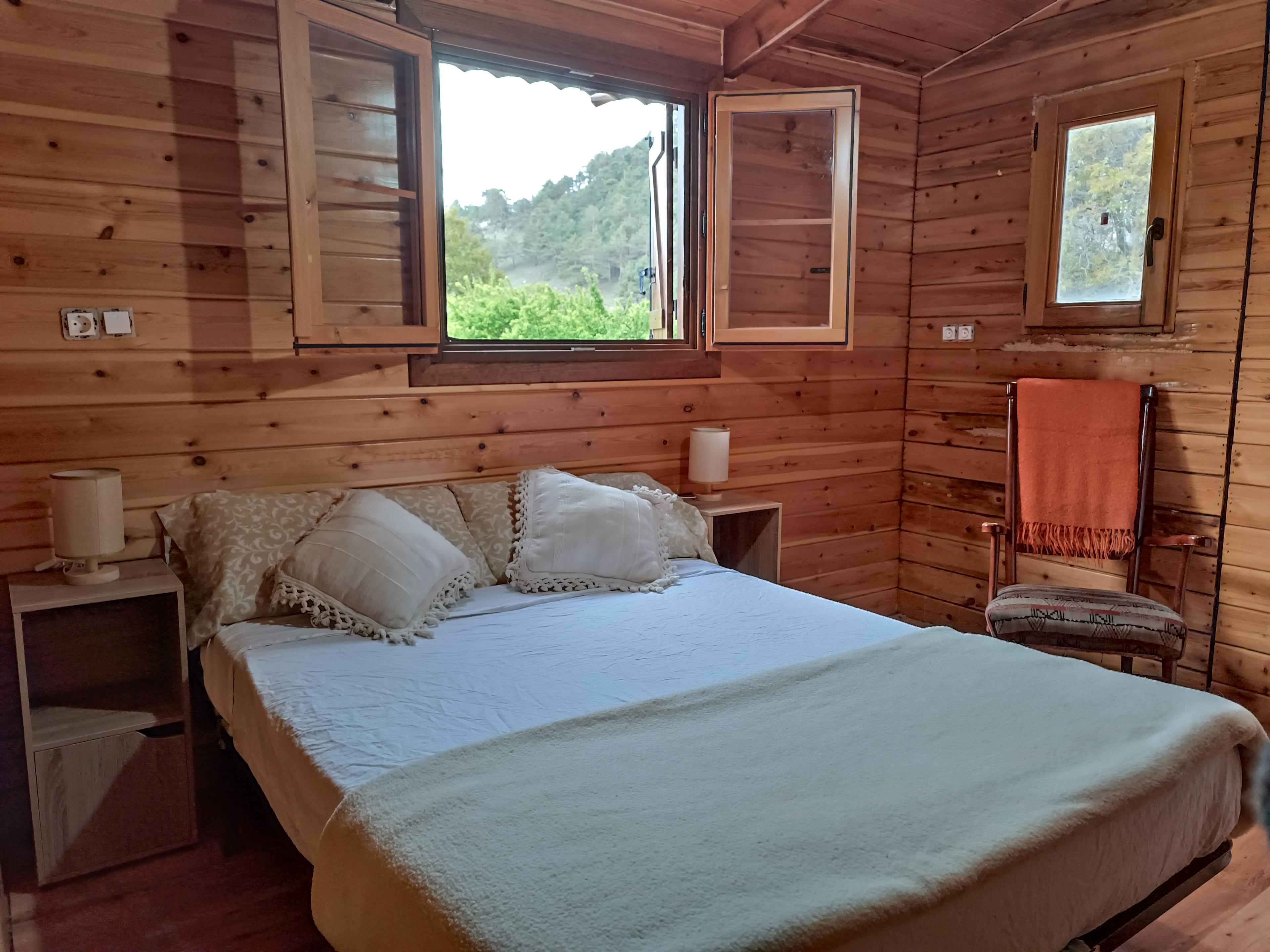 Habitación de la Hoz con ventana grande abierta al río Blanco y ventana lateral pequeña