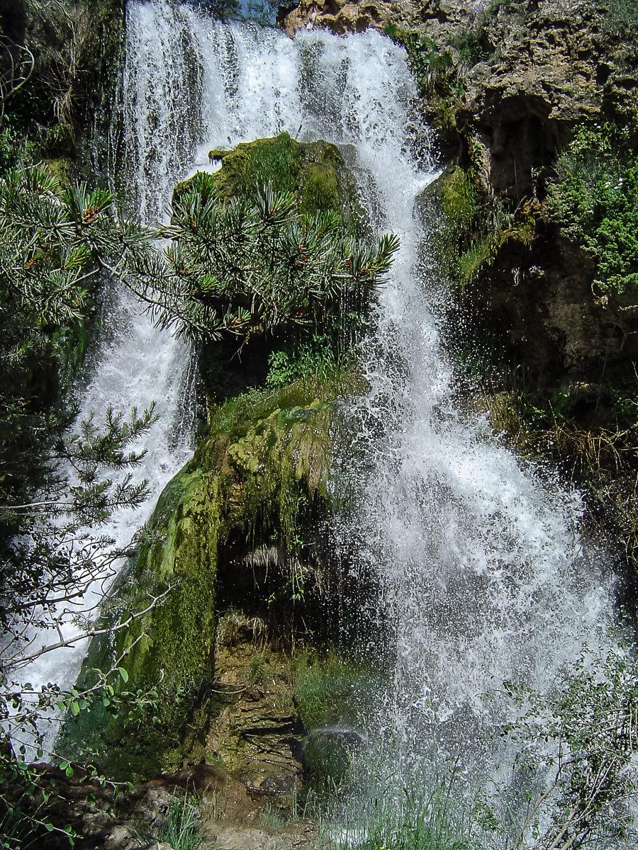 Agua de la cascada de Calomarde batiendo la roca a principios de verano