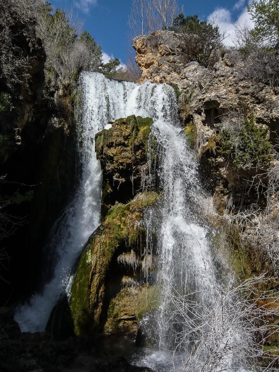 Cascada Batida del Molino Viejo de frente, con caudal alto de primavera