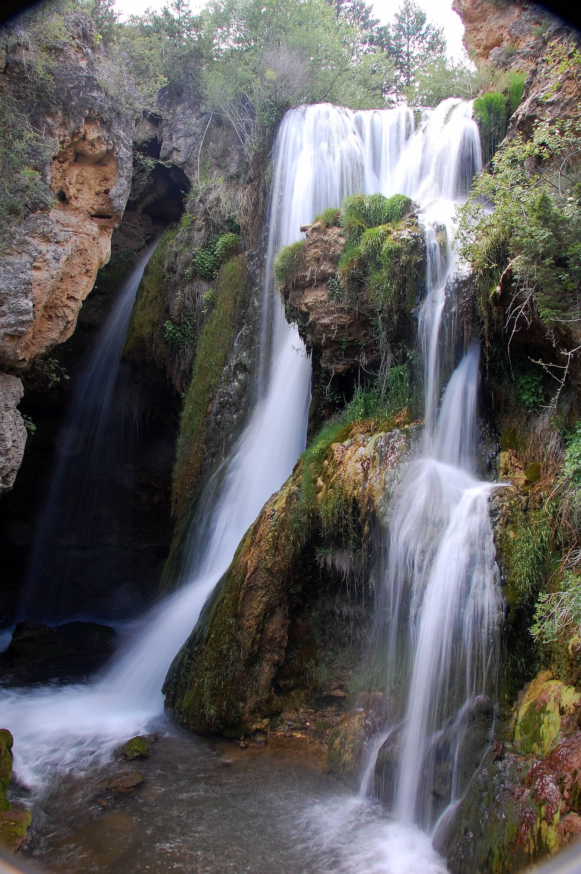 Cascada Batida del Molino Viejo en Calomarde, cayendo sobre roca cubierta de musgo