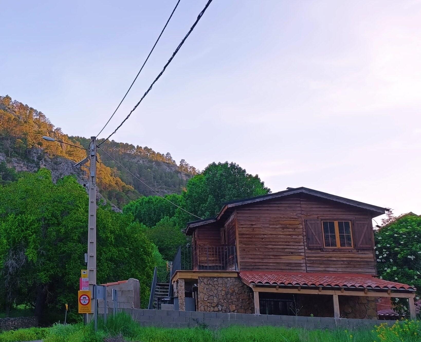 Casa de la Hoz en Calomarde, con el sendero del barranco en la puerta